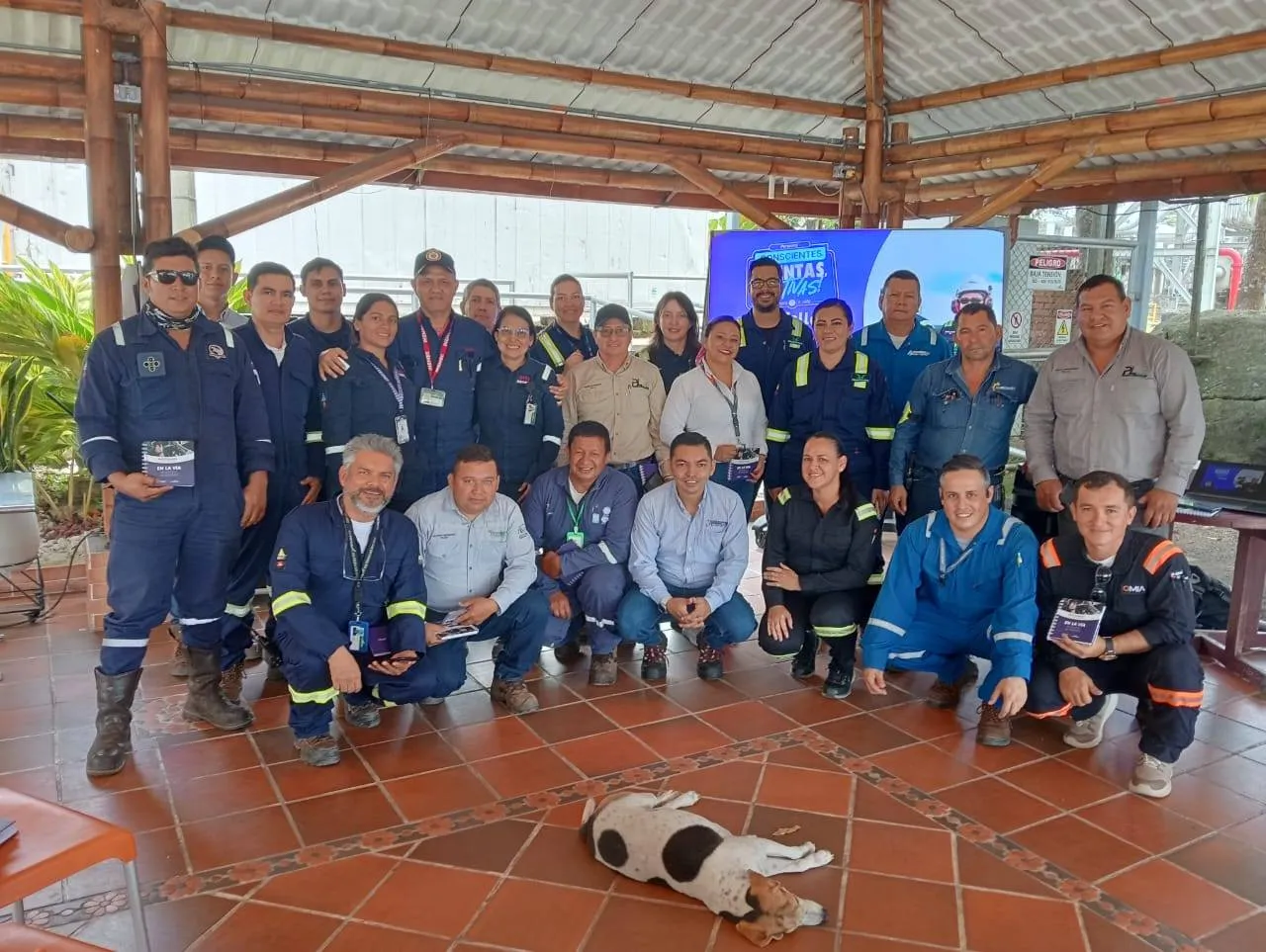 Grupo de trabajadores al cierre de una jornada de capacitación