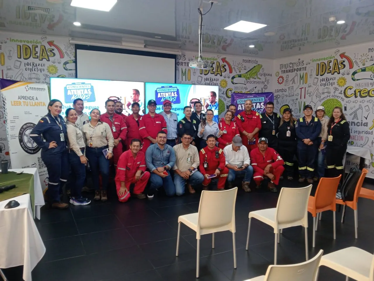 Personal de operaciones reunido durante una jornada de capacitación en planta