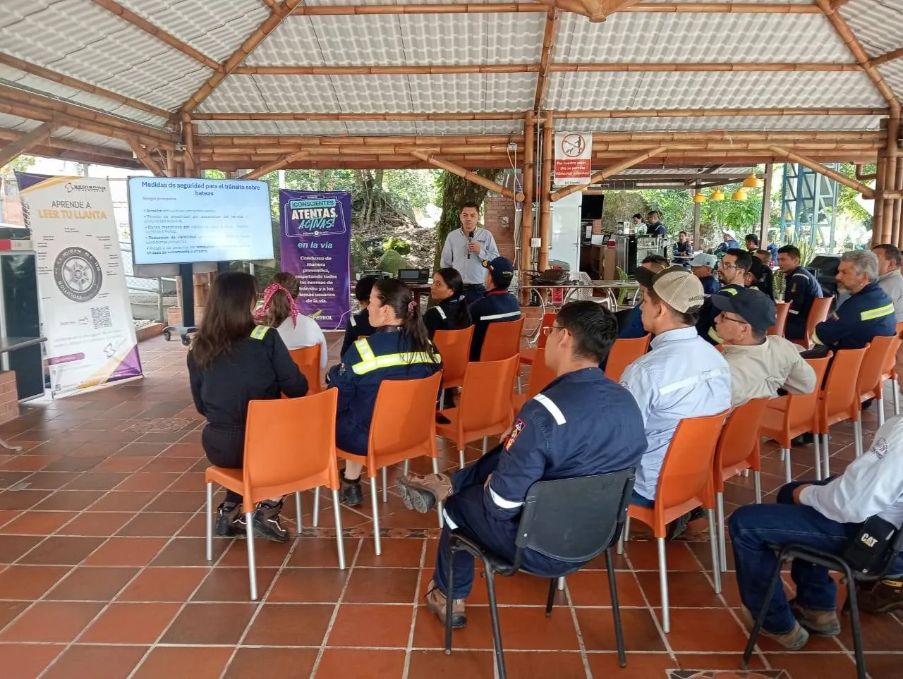 Equipo operativo durante un simulacro de respuesta a emergencias